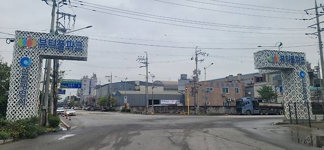 ▲ 뷰티풀파크와 붙어 조성될 검단2산업단지 조성 대상지의 보상가와 향후 분양가에 환심이 쏠리고 있다. 사진은 뷰티풀파크 진출입로에 세워진 상징물. /인천일보DB