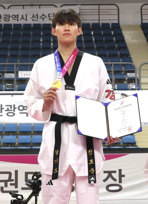15일 강서체육공원 실내체육관에서 열린 남일반부 68㎏급서 우승한 진호준(수원시청)이 시상대 위에서 기념사진을 찍고 있다. 사진=경기도태권도협회