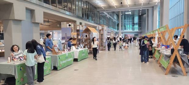 지역 출판을 육성하기 위해서는 지역 출판과 서점, 도서관 등을 연계하는 정책이 시행되어야 한다는 목소리가 높다. ACC의‘북적북적한 하루’.