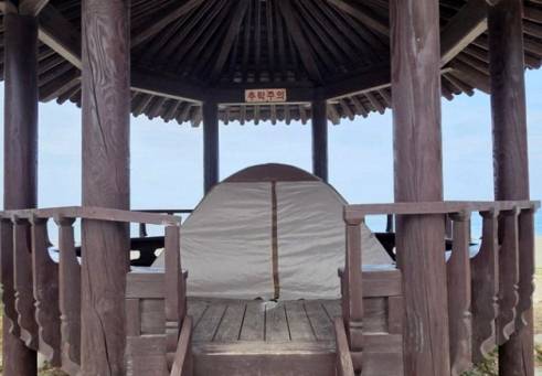 ◇한 캠핑족이 지난 8월 삼척 근덕면 하맹방 해수욕장 인근에 위치한 정자