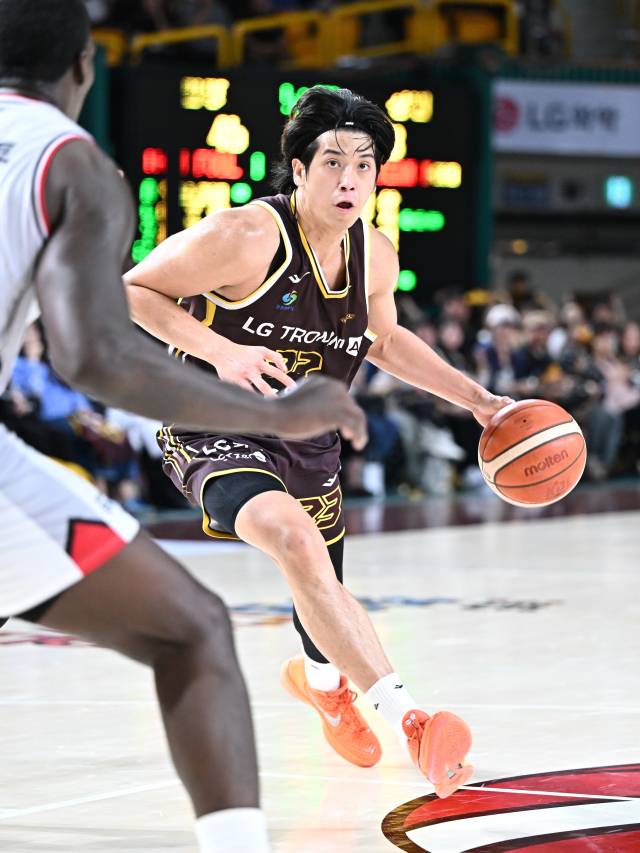 창원 LG 세이커스 칼 타마요가 15일 창원체육관에서 열린 안양 정관장 레드부스터스와의 경기에서 돌파하고 있다./KBL/