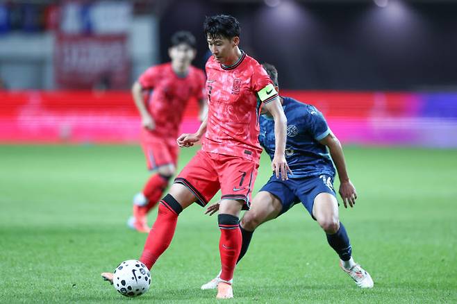 14일 서울 마포구 서울월드컵경기장에서 열린 한국과 파라과이 축구 대표팀의 친선경기. 손흥민이 드리블하고 있다. 사진=연합뉴스