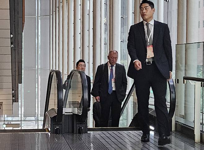 정의선 현대차그룹 회장이 15일 일본 도쿄 게이단렌(경제단체연합회) 회관에서 열린 한미일 경제대화에 참석하기 위해 이동하고 있다.(사진=연합뉴스)