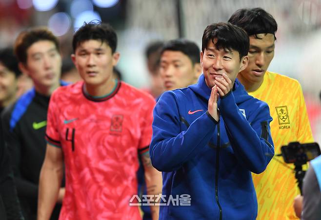 손흥민이 14일 서울월드컵경기장에서 열린 남자 축구 국가대표 평가전 파라과이와 경기 후 팬들에게 인사를 하고 있다. 2025. 10. 14. 최승섭기자 thunder@sportsseoul.com