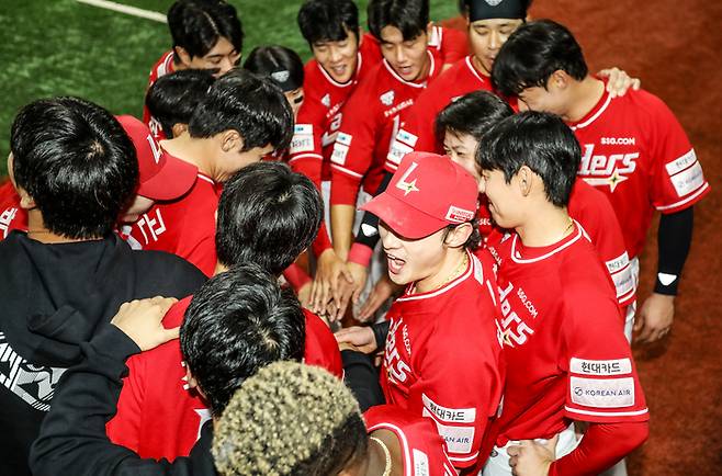 SSG 선수들이 30일 서울 고척스카이돔에서 열린 2025 KBO리그 키움전에 앞서 파이팅을 외치고 있다. 사진 | SSG 랜더스