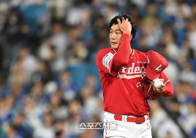 SSG 김광현이 14일 대구 삼성라이온즈파크에서 열린 2025 KBO리그 삼성과 준PO 4차전 3회말 1사 삼성 강민호와 전병우에게 연속 볼넷을 허용한 뒤 아쉬워하고 있다. 대구 | 박진업 기자 upandup@sportsseoul.com