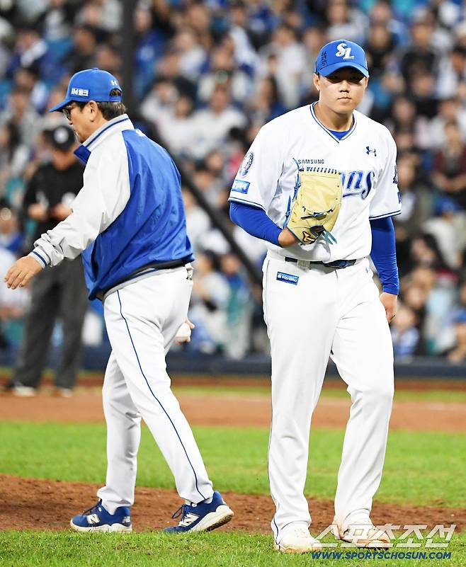 14일 대구 라이온즈파크에서 열린 삼성과 SSG의 준PO 4차전. 8회초 무사 3루 역전 위기에서 마운드에 올라 SSG 에레디아, 한유섬을 삼진 처리한 삼성 배찬승이 마운드에서 내려오고 있다. 대구=박재만 기자 pjm@sportschosun.com/2025.10.14/