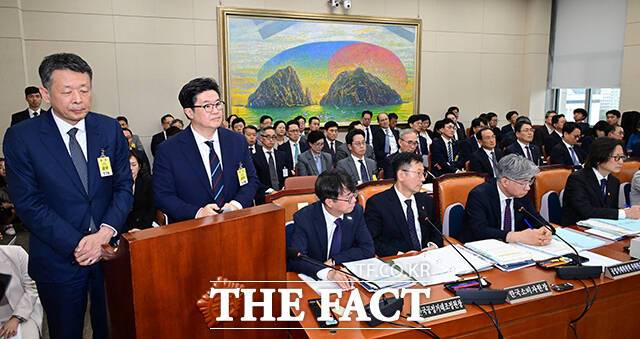 김광일 홈플러스 대표이사, 김병주MBK 파트너스 회장(왼쪽부터)이 증인 출석해 홈플러스 사태와 관련해 질의를 듣고 있다. /국회=남윤호 기자