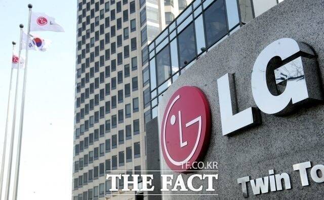 LG에너지솔루션은 지난 14일 전 거래일보다 6.94% 오른 38만5000원에 거래를 마쳤다. /더팩트 DB