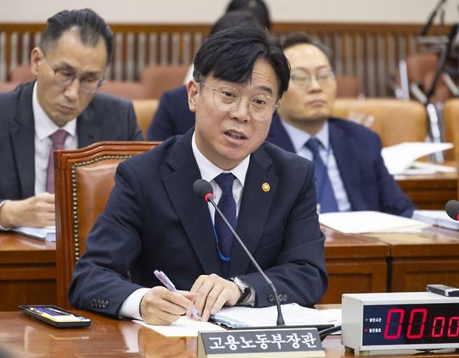 김영훈 고용노동부 장관이 15일 국회 기후에너지환경노동위원회에서 열린 2025년도 고용노동부에 대한 국정감사에서 의원 질의에 답변하고 있다. 연합뉴스