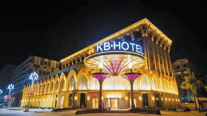 캄보디아의 항구 도시 시아누크빌 해변 근처 관광단지에 세워진 고급 호텔. 중국에서 사기 범죄를 벌이다 징역 선고를 받은 직후 캄보디아로 도주한 범법자 쉬아이민(徐愛民)의 소유다. 미 재무부는 지난달 쉬가 이 호텔 바로 옆 건물에서 범죄 조직을 구성해 전 세계 국민을 상대로 보이스피싱 범죄를 벌이고 있다며 제재를 발표했다. 제재에 따라 쉬는 미국 내 자산이 동결되고 미국인과의 모든 거래가 금지된다./KB 호텔 홈페이지