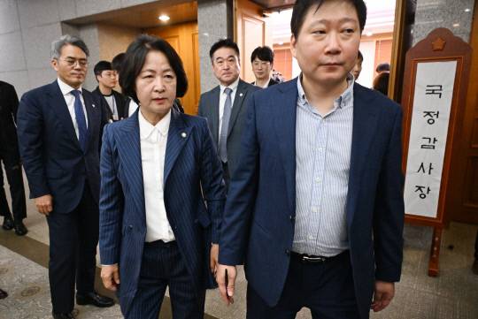 추미애 국회 법제사법위원장이 15일 서울 서초구 대법원에서 열린 국회 법제사법위원회 '현장 국정감사'에 앞서 열린 전체회의에서 대법원장의 대선 개입 의혹과 관련해 사건 수사기록에 대한 전자문서 접속 로그기록을 확인하러 이동하고 있다. 연합뉴스