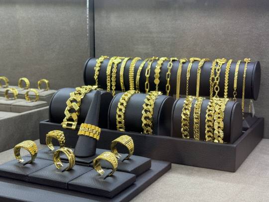 15일 대전의 한 금은방 진열대에 각종 금목걸이와 반지가 진열돼 있다. 최근 안전자산에 대한 관심이 높아지면서 금을 찾는 소비자들의 발길이 늘고 있다. 이다온 기자