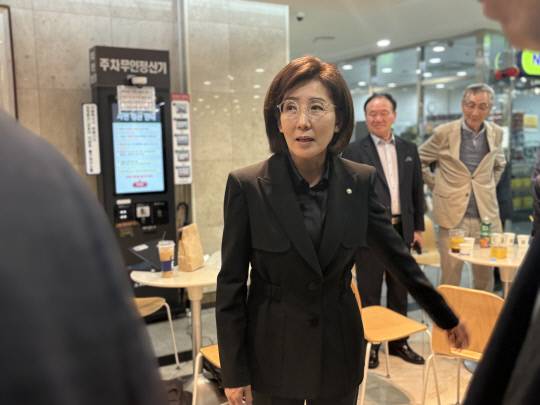 나경원 국민의힘 의원이 15일 대전 서구 을지대병원에 마련된 이상민 전 의원의 빈소로 향하고 있다. 최다인 기자