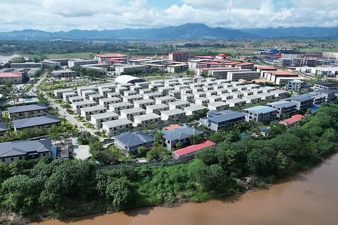지난달 17일 미얀마 동부 미야와디 타운십에 있는 케이케이(KK)파크 단지 전경. 중국인과 미국인 등을 대상으로 수십억 달러 규모 사기가 이뤄졌다. AFP 연합뉴스