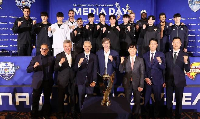 2025~2026 V리그 남자부 감독과 선수들이 15일 서울 리베라호텔에서 열린 미디어데이에서 포즈를 취하고 있다. 연합뉴스