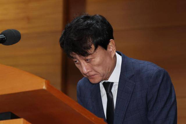 안형준 MBC 사장이 15일 오전 서울 마포구 MBC에서 열린 '고(故) 오요안나 1주기 관련 대국민 기자회견'에서 인사를 하고 있다. 뉴시스