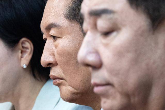 정청래 더불어민주당 대표와 김병기 원내대표가 지난달 12일 서울 여의도 국회에서 최고위원회의에 참석하고 있다. 뉴스1