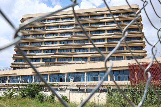 최근 캄보디아에서 한국인 대상 취업사기 및 감금 사건 등 각종 범죄에 연루되는 사례가 잇따르고 있다. 사진은 15일(현지시간) 캄보디아 프놈펜 주요 범죄 단지로 알려진 망고단지. 뉴스1