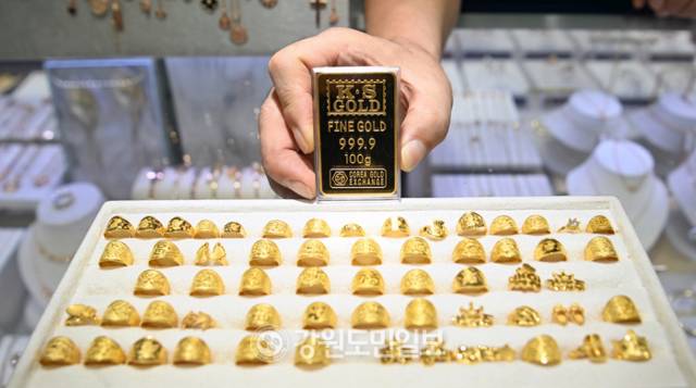 금은방에서 직원이 골드바를 들어보이고 있다. 방도겸 기자