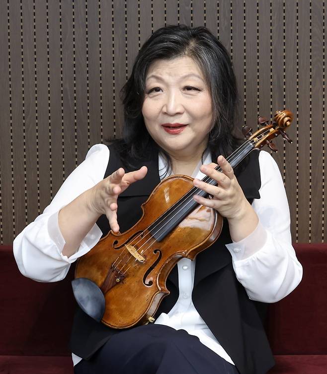 이미경 전 뮌헨 국립음대 학장은 최근 한국경제신문과의 인터뷰에서 “국제 콩쿠르 우승자가 많다는 건 클래식 강국을 나타내는 지표도, 훌륭한 음악가를 다수 보유한 나라라는 증표도 될 수 없다”며 “음악은 스포츠가 아니기 때문”이라고 말했다. 문경덕 기자