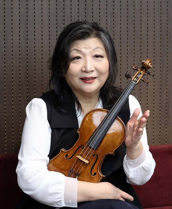 이미경 전 뮌헨 국립음대 학장은 최근 한국경제신문과의 인터뷰에서 “국제 콩쿠르 우승자가 많다는 건 클래식 강국을 나타내는 지표도, 훌륭한 음악가를 다수 보유한 나라라는 증표도 될 수 없다”며 “음악은 스포츠가 아니기 때문”이라고 말했다. 문경덕 기자