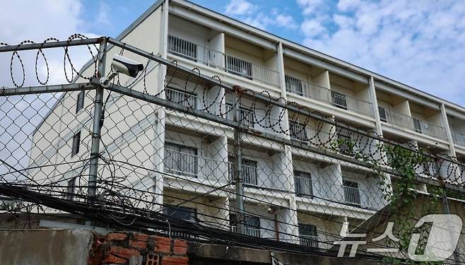 최근 캄보디아에서 한국인 대상 취업사기 및 감금 사건 등 각종 범죄에 연루되는 사례가 잇따르고 있다. 사진은 15일(현지시간) 캄보디아 프놈펜 주요 범죄 단지로 알려진 원구 단지. 2025.10.15/뉴스1 ⓒ News1 김도우 기자