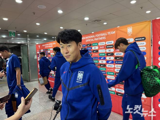 취재진과 인터뷰하는 손흥민. 김조휘 기자