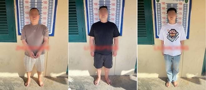 ‘온라인 스캠’ 범죄조직과 전쟁에 나선 캄보디아 당국 합동단속반이 지난 8월 캄폿주에서 펼친 단속 작전에서 체포한 중국인들을 현지 크메르타임스가 보도했다. 이들 중국인 3명은 지난 8월 한국인 대학생이 캄보디아에서 고문당한 뒤 숨진 사건을 수사한 현지 검찰에 의해 살인 혐의로 재판에 넘겨졌다. 크메르타임스 제공