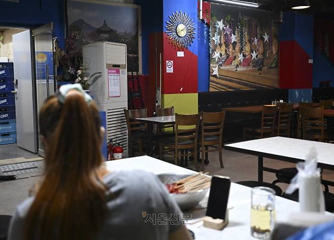 최근 캄보디아발 납치·감금 사건에 대한 공포와 불안이 커진 가운데 15일 캄보디아인이 운영하는 경기 안산시의 한 식당이 한산한 모습을 보이고 있다. 2025.10.15. 이지훈 기자