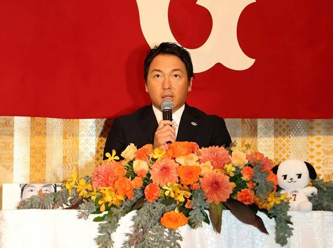 은퇴 기자회견을 열고 있는 초노 히사요시. /사진=요미우리 자이언츠 공식 SNS