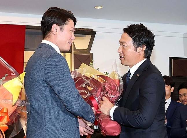 사카모토 하야토(왼쪽)가 초노에게 꽃다발을 전달하고 있다. /사진=요미우리 자이언츠 공식 홈페이지