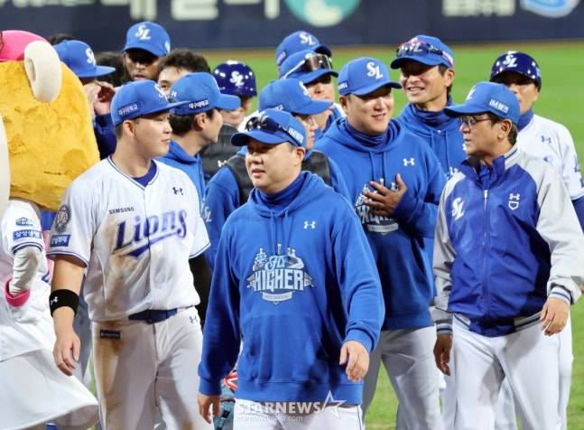 박진만 감독(가운데)이 14일 준PO 4차전 승리로 PO행을 확정하고 그라운드로 나와 팬들을 향해 인사를 하고 있다. /사진=강영조 선임기자