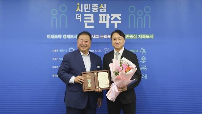 김경일(왼쪽) 파주시장과 황보관 파주시민축구단 초대 단장. /사진=올리브크리에이티브 제공