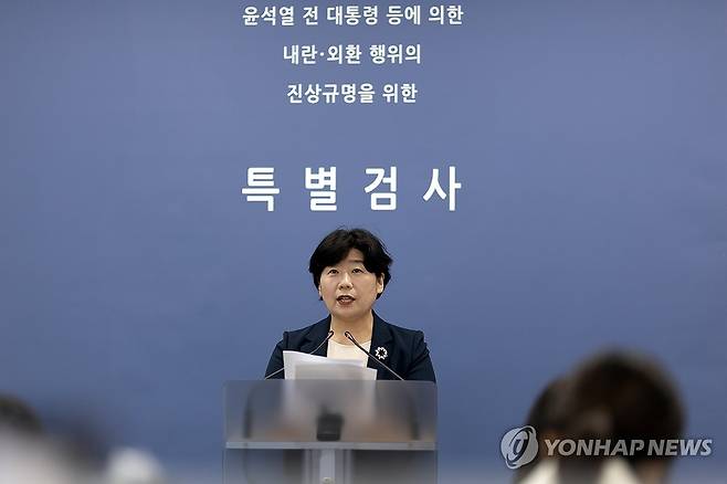 내란특검 브리핑 (서울=연합뉴스) 윤동진 기자 = 박지영 내란특검보가 19일 오후 특검 사무실이 마련된 서울 서초구 고등검찰청 기자실에서 브리핑을 하고 있다. 2025.8.29 mon@yna.co.kr