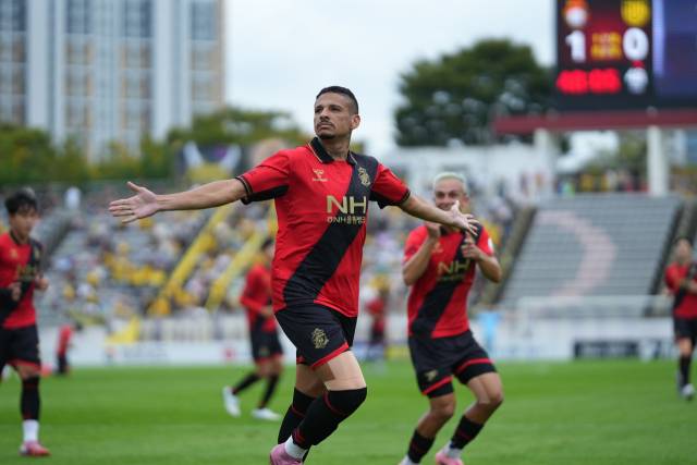 경남FC 단레이가 지난 8일 창원축구센터에서 열린 전남드래곤즈와의 홈경기에서 골을 넣고 세레머니를 하고 있다./한국프로축구연맹/