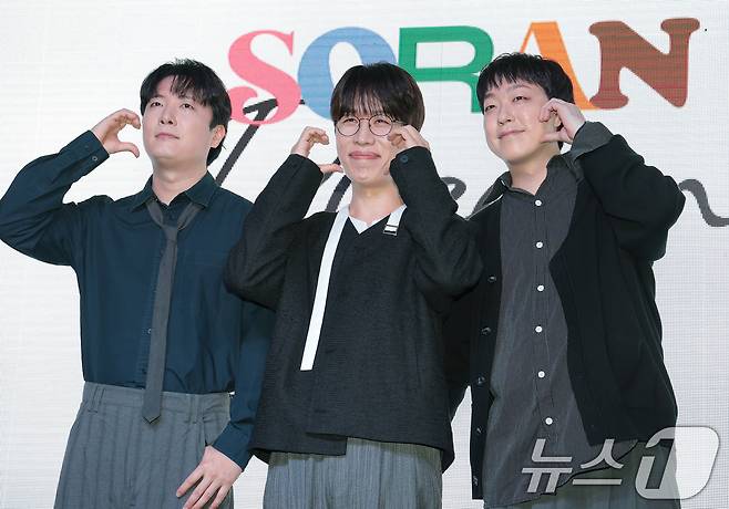 밴드 소란 서면호(왼쪽부터)와 고영배, 이태욱이 16일 서울 마포구 엠피엠지 사옥에서 가진 EP ‘DREAM’ 쇼케이스에 참석해 포즈를 취하고 있다. 2025.10.16/뉴스1 ⓒ News1 권현진 기자