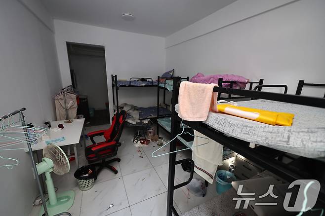 최근 캄보디아에서 한국인 대상 취업사기 및 감금 사건 등 각종 범죄에 연루된 사례가 수면 위로 드러나고 있다. 사진은 16일(현지시간) 캄보디아 프놈펜 인근 온라인스캠범죄단지인 태자단지 내부. 2025.10.16/뉴스1 ⓒ News1 김도우 기자