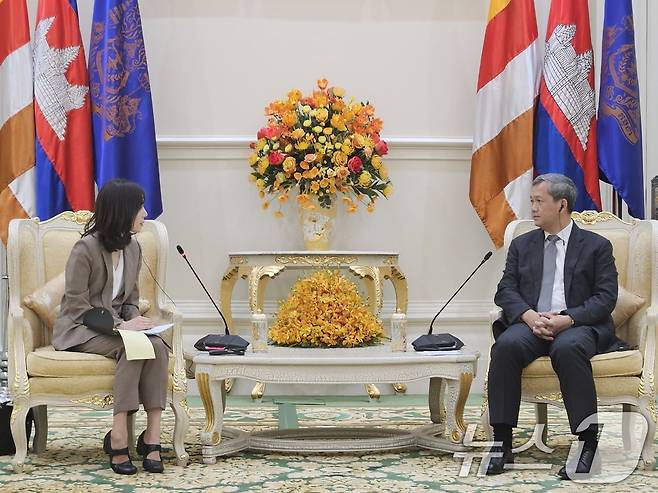 캄보디아를 방문 중인 김진아 외교부 제2차관 겸 캄보디아 취업사기·감금 정부합동대응팀 단장이 16일 오전(현지시간) 프놈펜에서 훈 마넷(Hun Manet) 총리를 면담하고 있다. (외교부 제공. 재판매 및 DB 금지) 2025.10.16/뉴스1