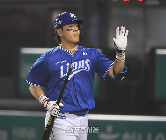 삼성 강민호가 26일 서울 잠실구장에서 열린 2025 KBO리그 두산과 경기 6회초 1사만루 희생타를 친 후 구자욱과 하이파이브를 하고 있다. 잠실 | 최승섭기자 thunder@sportsseoul.com