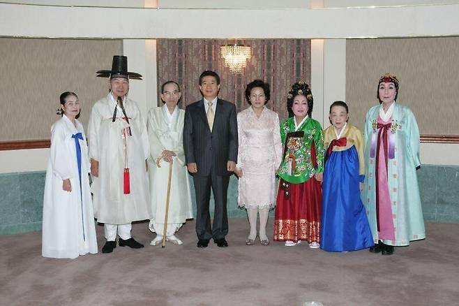 2005년 10월8일 서울 양재동 예술의전당 토월극장에서 ‘전무후무’(全舞珝舞)를 본 노무현 대통령 내외와 국무(國舞)들. 왼쪽부터 장금도, 김덕명, 문장원, 대통령 노무현, 영부인 권양숙, 강선영, 김수악, 이매방이 선 전무후무한 장면이다. 노무현사료관 제공