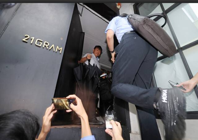 김건희 여사의 각종 의혹을 수사하는 민중기 특별검사팀 수사관들이 지난 8월 서울 성동구에 위치한 인테리어 업체 21그램 압수수색을 위해 건물로 들어가고 있다. 연합뉴스