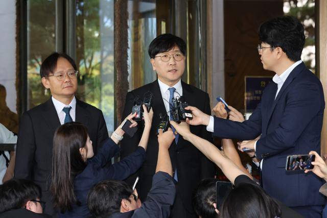 16일 서울 서초구 대법원 앞에서 최태원 SK그룹 회장 측 대리인인 민철기(왼쪽)·이재근 변호사가 판결 결과에 대한 입장을 발표하고 있다. 연합뉴스
