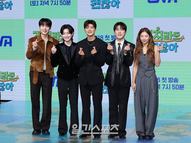 가수 손태진, 김용빈, 박지현, 코미디언 김원훈, 모델 송해나가 16일 오전 서울 마포구 쇼킹케이팝센터에서 열린 ENA 예능 '길치라도 괜찮아' 제작발표회에 참석해 포토타임을 갖고 있다. '길치라도 괜찮아'는 갈팡질팡 길치들을 위한 백만 여행 크리에이터들의 맞춤 설계, 그 특별한 루트를 대표 길치 연예인들이 직접 떠난다! 오는 18일 저녁 7시 50분 첫 방송. 서병수 기자 qudtn@edaily.co.kr /2025.10.16/