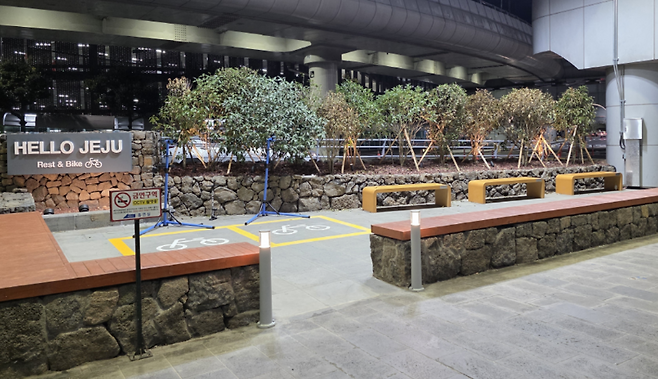 제주국제공항 1층 ‘HELLO JEJU 야외쉼터’. 초고성능 콘크리트(UHPC) 감귤빛 벤치가 여행의 첫 장면과 마지막 장면을 잇는다.