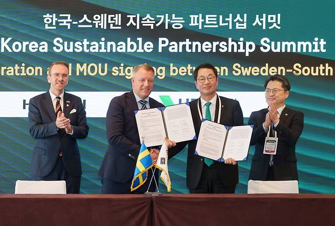 HD현대일렉트릭은 10월 16일 그랜드 하얏트 서울에서 열린 ‘한국-스웨덴 지속 가능 파트너십 서밋’에서 히타치에너지와 HVDC 기술에 대한 전략적 협력 MOU를 체결했다. 히타치에너지 니클라스 페르손 전력솔루션사업부 CEO, HD현대일렉트릭 김영기 사장. 사진=HD현대일렉트릭