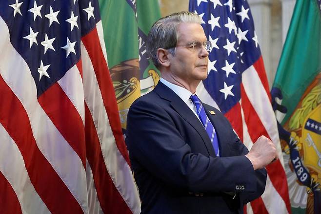 스콧 베선트 미국 재무장관이 15일(현지시간) 재무부에서 기자회견을 갖고 있다. 연합뉴스