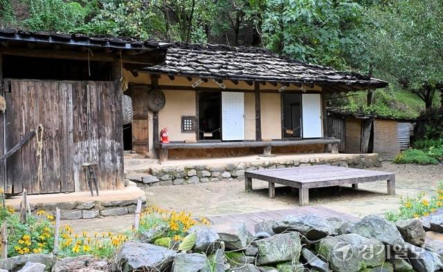 통나무로 만든 전통가옥인 '너와집' 홍기웅기자