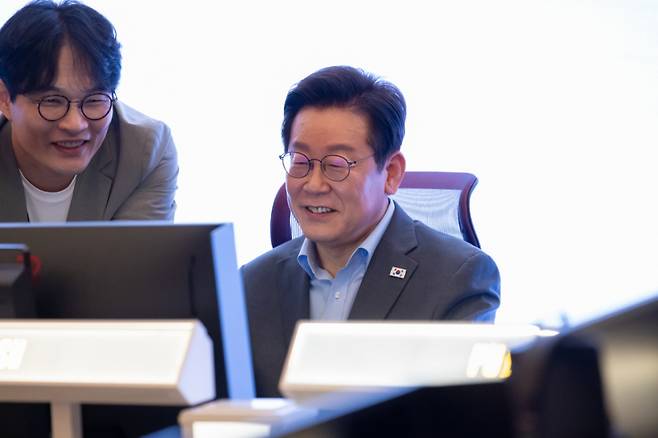 이재명 대통령이 지난 15일 서울 성동구 펍지 성수에서 열린 K-게임 현장 간담회에서 '크래프톤' 신작 게임 '인조이' 체험을 하고 있다. (대통령실 제공. 재판매 및 DB 금지)/사진=뉴스1 이재명 기자