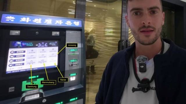 외국인 관광객이 북한 태송백화점에 설치된 화원 ATM 앞에서 사진을 촬영하고 있다. 유튜브 캡처 38노스